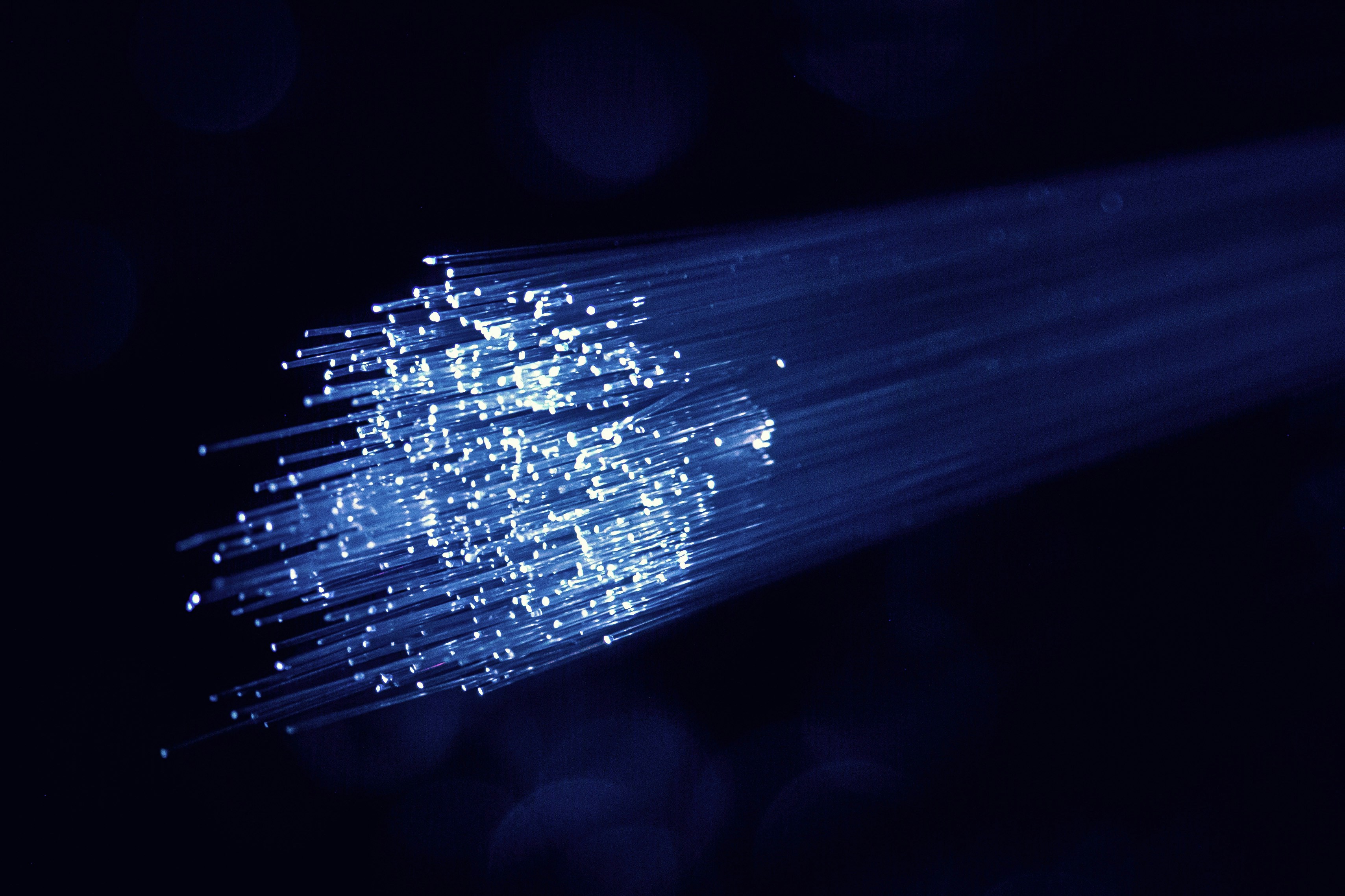 Serat optik bercahaya untuk layanan internet broadband